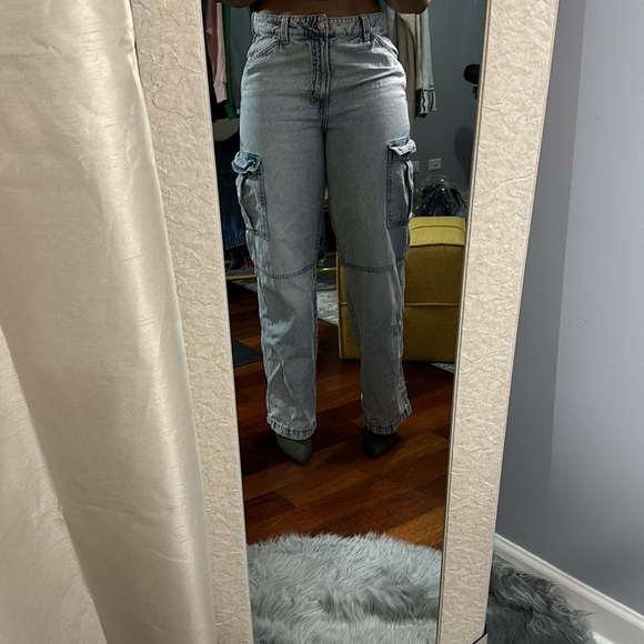 H&M light wash cargo jeans. - Picture 3 of 5
